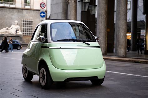 Photographie de la microcar New-Map Baby, mettant en avant son design compact et sa carrosserie en tôle.