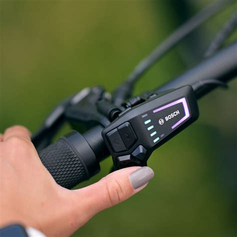 Image de l'écran Intuvia 100 et de la commande LED Remote sur le guidon du Kalkhoff