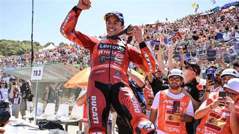 Marc Marquez célébrant sa victoire lors de la course sprint du Grand Prix d'Autriche.
