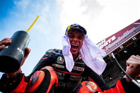 Marco Bezzecchi soulevant son trophée de pole position du GP d'Autriche.