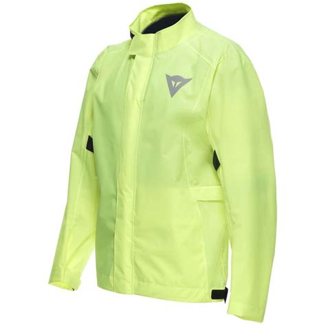 Motard portant une veste de pluie moto fluo pour une meilleure visibilité.