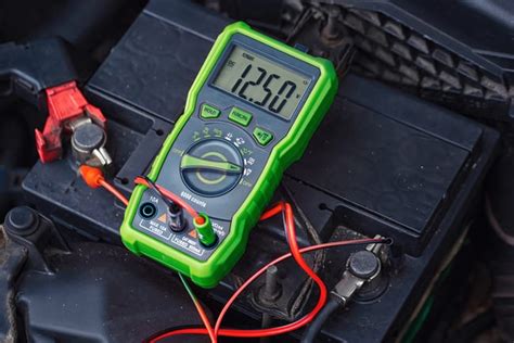 Schéma illustrant le test de tension de la batterie moteur tournant avec un multimètre
