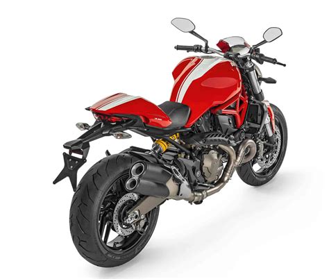 Ducati Monster 821 Stripe en action sur une route sinueuse