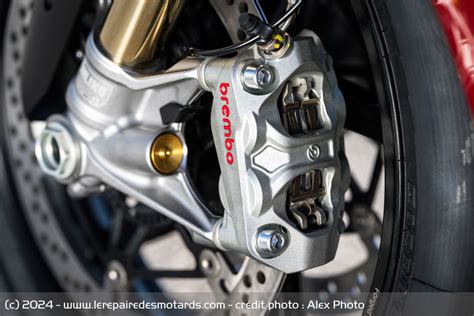 Détail de la fourche inversée réglable et des étriers Brembo de la Ducati Monster 821 Stripe