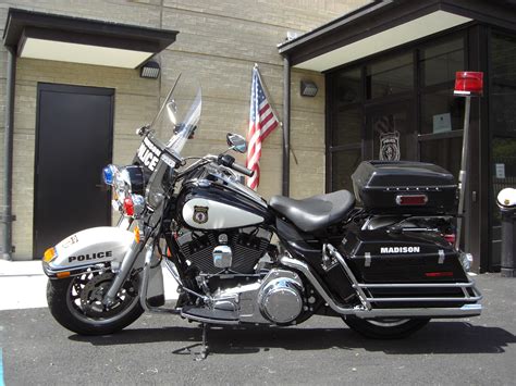Photo d'une moto Harley-Davidson Road King Police avec ses équipements