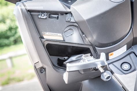 Schéma du compartiment de rangement avant du MBK Evolis 400 ABS