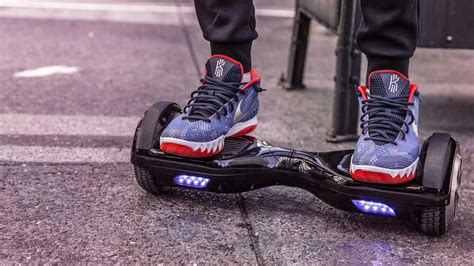 Photo d'un hoverboard en action avec des LEDs allumées