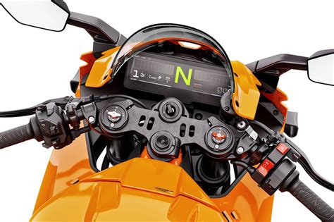 Tableau de bord TFT de la KTM RC 8C avec enregistreur de données AIM MXS 1.2 RACE