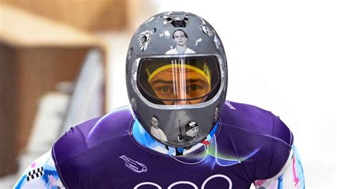 Photo de Tadashi Suzuki avec son casque orné de grands yeux.