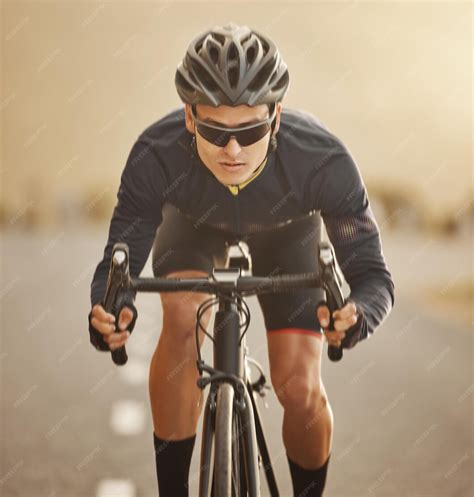 Portrait d'un jeune cycliste passionné, Arturo Quinteros, souriant et tenant son vélo.