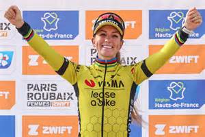 Photo de Pauline Ferrand-Prévot en action lors d'une course cycliste.