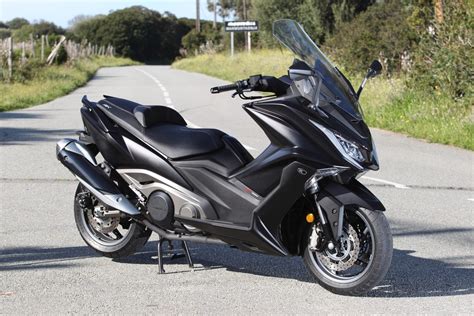 Design audacieux et lignes sportives du Kymco AK 550