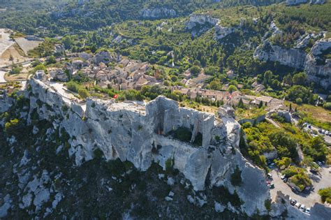Photo des Baux de Provence vus depuis un sentier VTT.