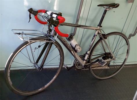 Photo d'un vélo de coursier équipé d'un rack avant et d'un sac isotherme.