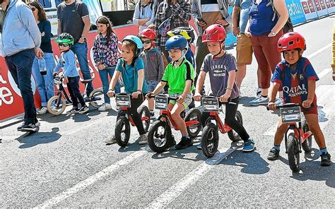 Groupe d'enfants participant à une course de draisiennes
