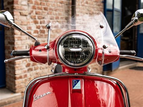 Photo d'une Vespa restaurée avec des pièces neuves.