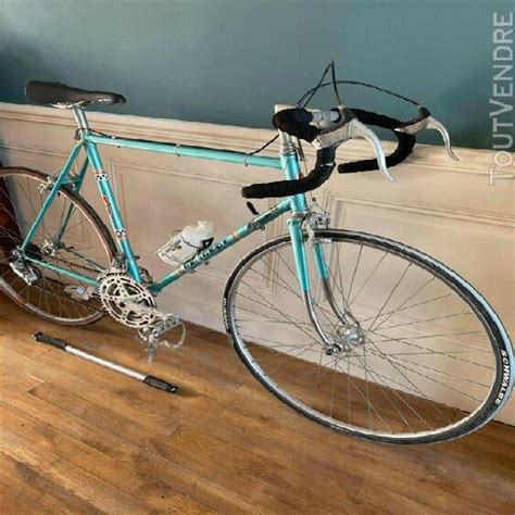 Photo du vélo Peugeot Reynolds dans son état actuel, mettant en valeur son cadre et ses composants.