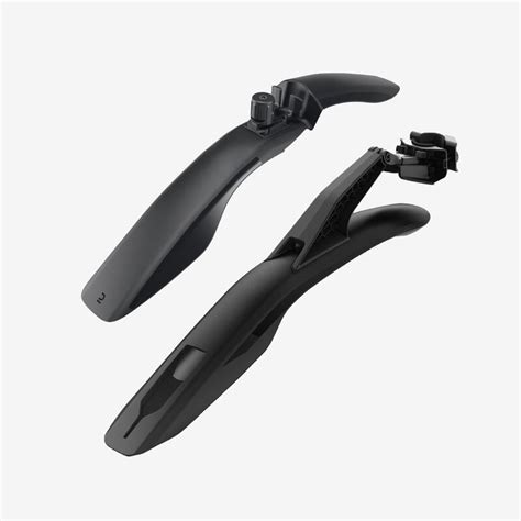 Détail des garde-boue du vélo Peugeot, montrant leur design spécifique.