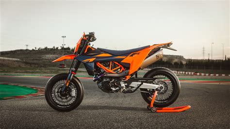 Schéma du cadre treillis et des suspensions WP de la KTM 690 SMC R