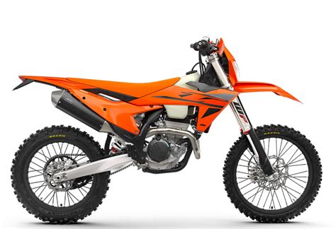 Photo d'une moto KTM 250 EXC avant et après le remplacement du démarreur, illustrant la facilité de montage.