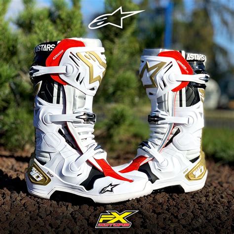 Photographie d'archives des premières bottes de motocross Alpinestars