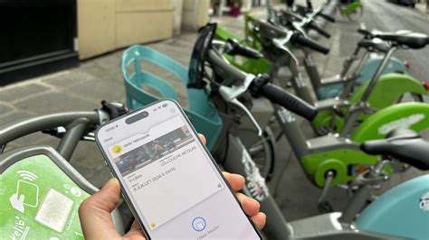 Illustration montrant comment utiliser une carte Navigo pour déverrouiller un vélo Vélib'.