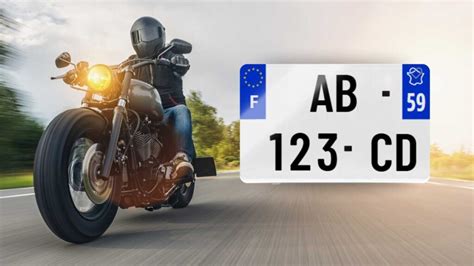 Schéma d'un kit de montage de plaque d'immatriculation déportée pour moto, montrant l'intégration avec une barre lumineuse.