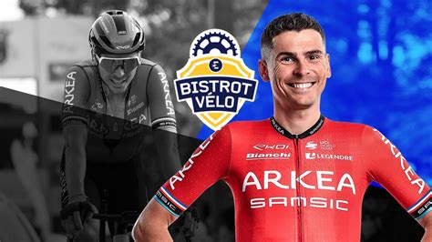Photo de Warren Barguil dans le bus de l'équipe Arkea avec le maillot cycliste du Toulouse FC