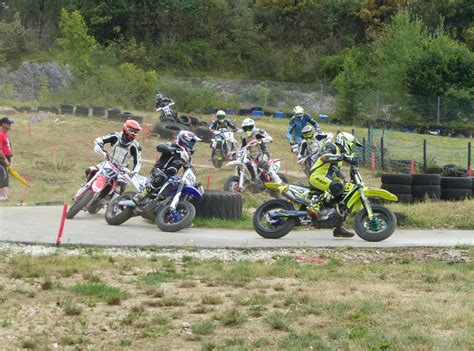 Photo d'une course de Supermotard sur un circuit avec une section terre