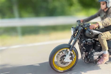 Gros plan sur la fourche inversée et le frein avant de la MagPower R-Stunt 50 cm3