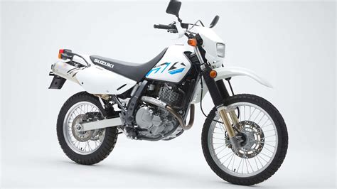 Photo du Suzuki DR650 d'époque avec son porte-bagages