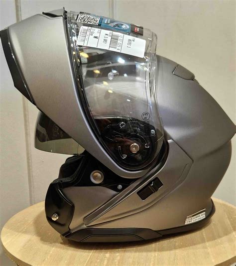 Casque Shoei Neotec 3 Gris Mat, vue de face avec mentonnière relevée