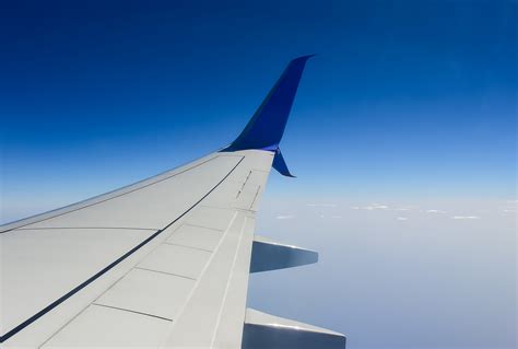 Schéma expliquant les principes aérodynamiques des ailes d'avion et des diffuseurs de voiture de course