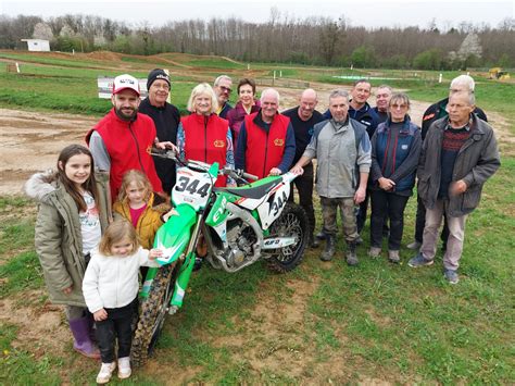 Photo de famille Blin entourée de pilotes et bénévoles du club
