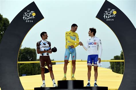 Photo de Thibaut Pinot sur le podium du Tour de France