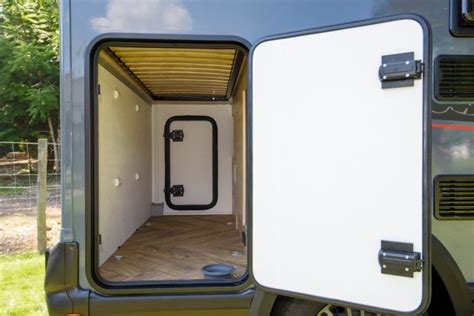 Schéma de différents types de porte-motos pour camping-car : arrière, soute, remorque.