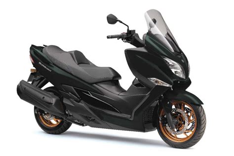 Illustration des nombreux espaces de rangement du Suzuki Burgman 400, incluant la grande boîte à gants frontale.