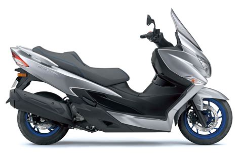 Détail de la suspension avant du Suzuki Burgman 400, une fourche télescopique de 41 mm.