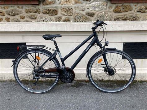 Photo d'un vélo B'Twin Hoprider 520 femme, mettant en avant son design et ses équipements.