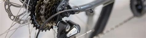 Vue détaillée du groupe de transmission Shimano Altus d'un vélo Btwin Hoprider 300.