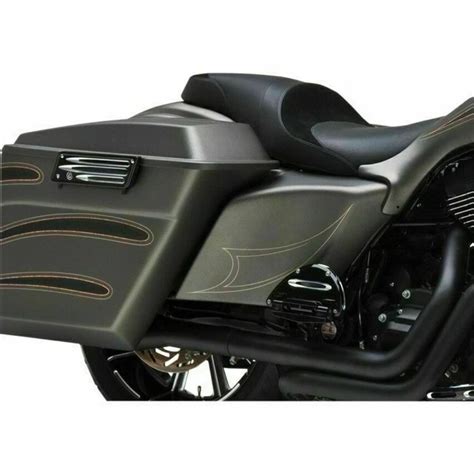 Détail des caches latéraux de Street Glide peints avec une bande noire et des filets dorés