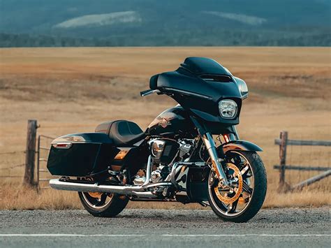 Exemple de cache latéral de Street Glide modifié avec une grille