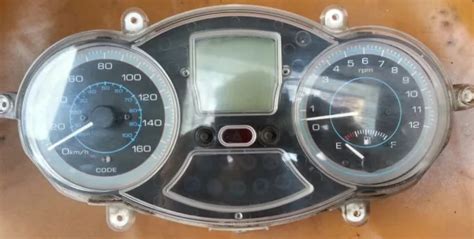 Photo d'un tableau de bord de Piaggio Xevo allumé, montrant la disposition des différents indicateurs