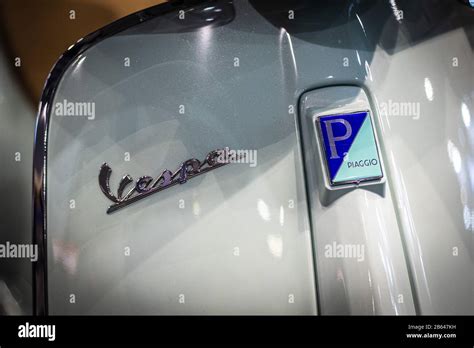 Schéma du démontage du logo Piaggio sur le commodo Vespa GTS