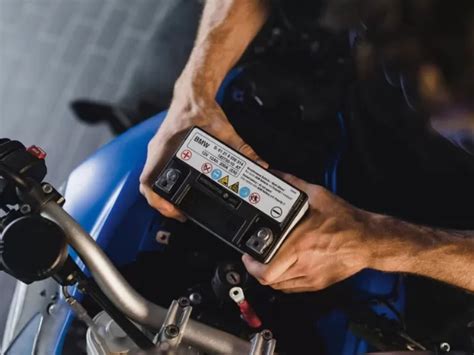 Image d'une batterie de moto avec une indication visuelle de ses bornes et de son état de charge.