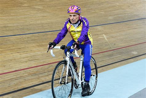 Illustration de Robert Marchand jeune cycliste sur les routes de l'Ardèche