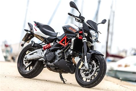 Vue arrière de l'Aprilia Shiver 750 avec son système d'échappement d'origine sous la selle