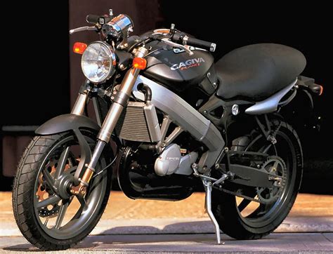Design agressif de la Cagiva Planet 125 avec son phare rond, sa fourche inversée et son grand disque de frein avant