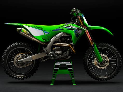 Vue du train avant de la Kawasaki KX 450, mettant en avant la nouvelle géométrie pour une meilleure maniabilité