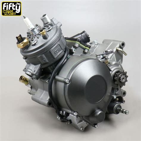 Illustration comparative des dimensions d'un moteur 50cc et d'un moteur 125cc